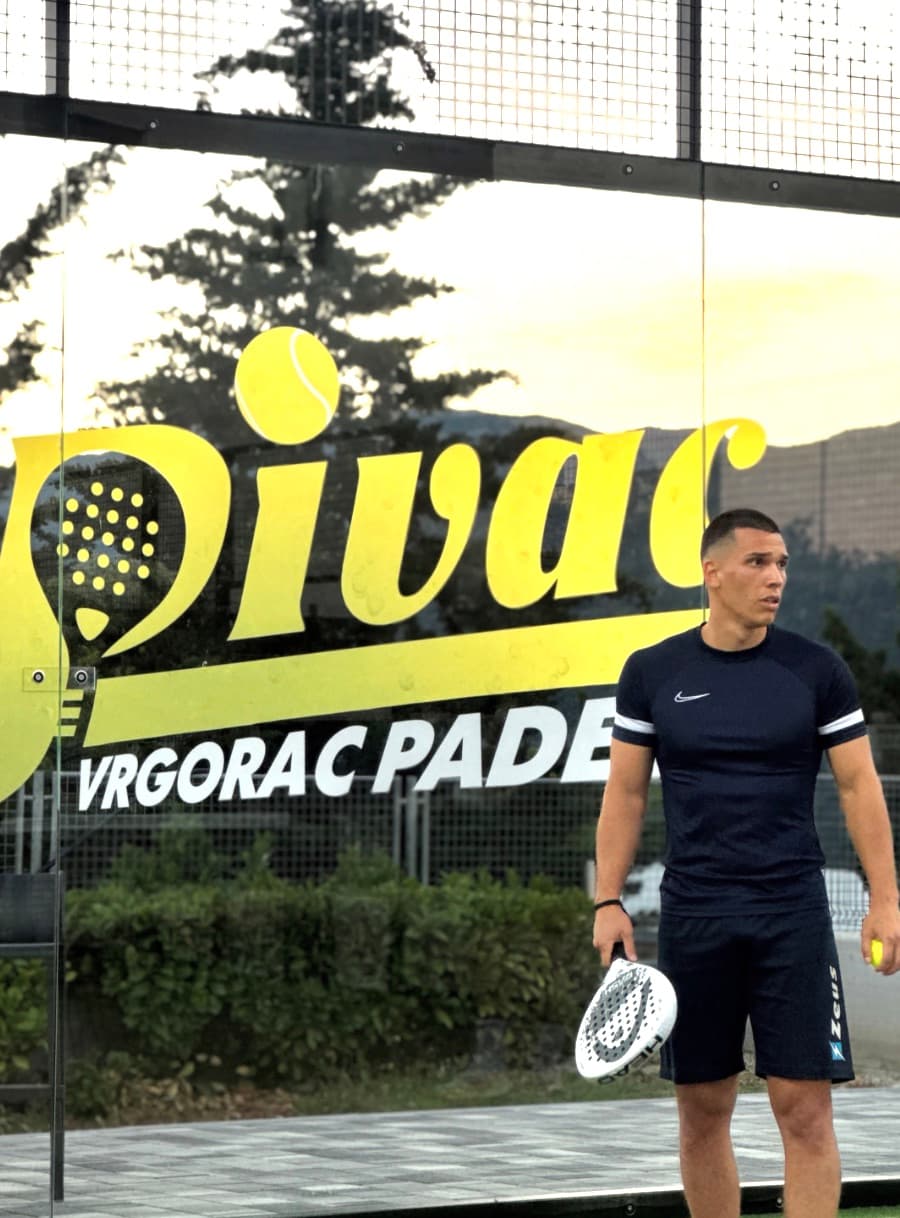 Padel teren Vrgorac u suton, s logotipom na staklenoj ogradi